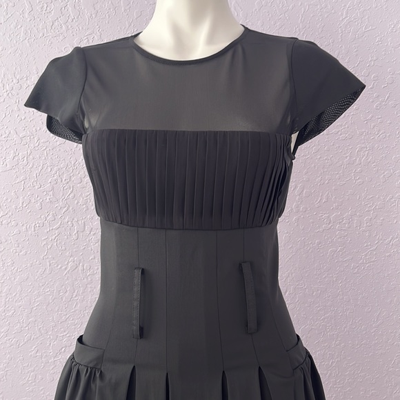 ALICE & OLIVIA ELEGANT BLACK MINI DRESS WITH FITTED SILHOUETTE AND PLEATS - Picture 4 of 11